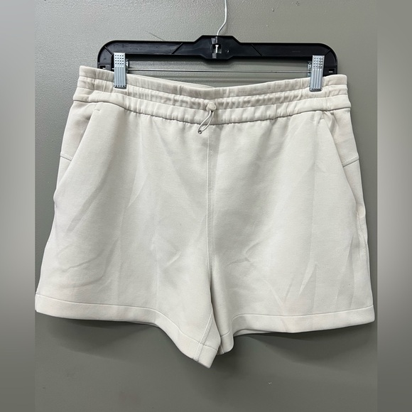 Lululemon Softstreme High-Rise Short 4" in color‎ Bone size 10 - Picture 1 of 8